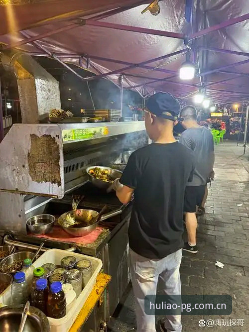 上个月跟陈哥在楼下烧烤摊撸串，他掏出手机给我看了个新鲜东西——屏幕上的麻将牌噼里啪啦往下掉，跟下冰雹似的。陈哥说这是苹果手机上跑的麻将胡了试玩平台APP，我一开始没当回事，毕竟手机上各种棋牌游戏多了去了，见怪不怪。但这老哥喝了口啤酒，推了推眼镜说了一句让我愣住的话：“兄弟，你以为这是在打牌？错了，这是在摸时代的脉搏。”我当时心想，不就是个打麻将的玩意儿吗，扯什么时代脉搏？结果我接过手机玩了半小时，还真让陈哥给说中了。